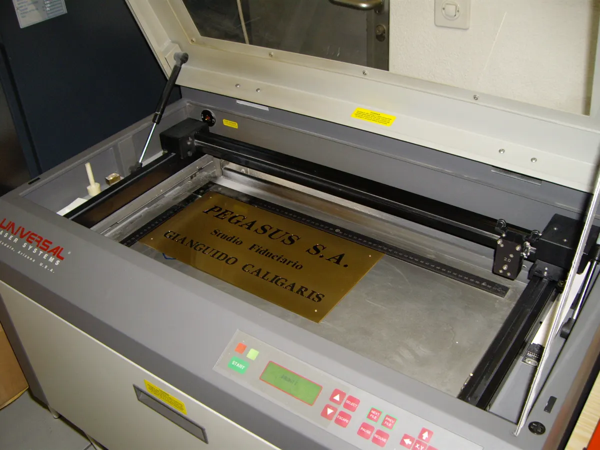 Targa in ottone incisa nella macchina laser