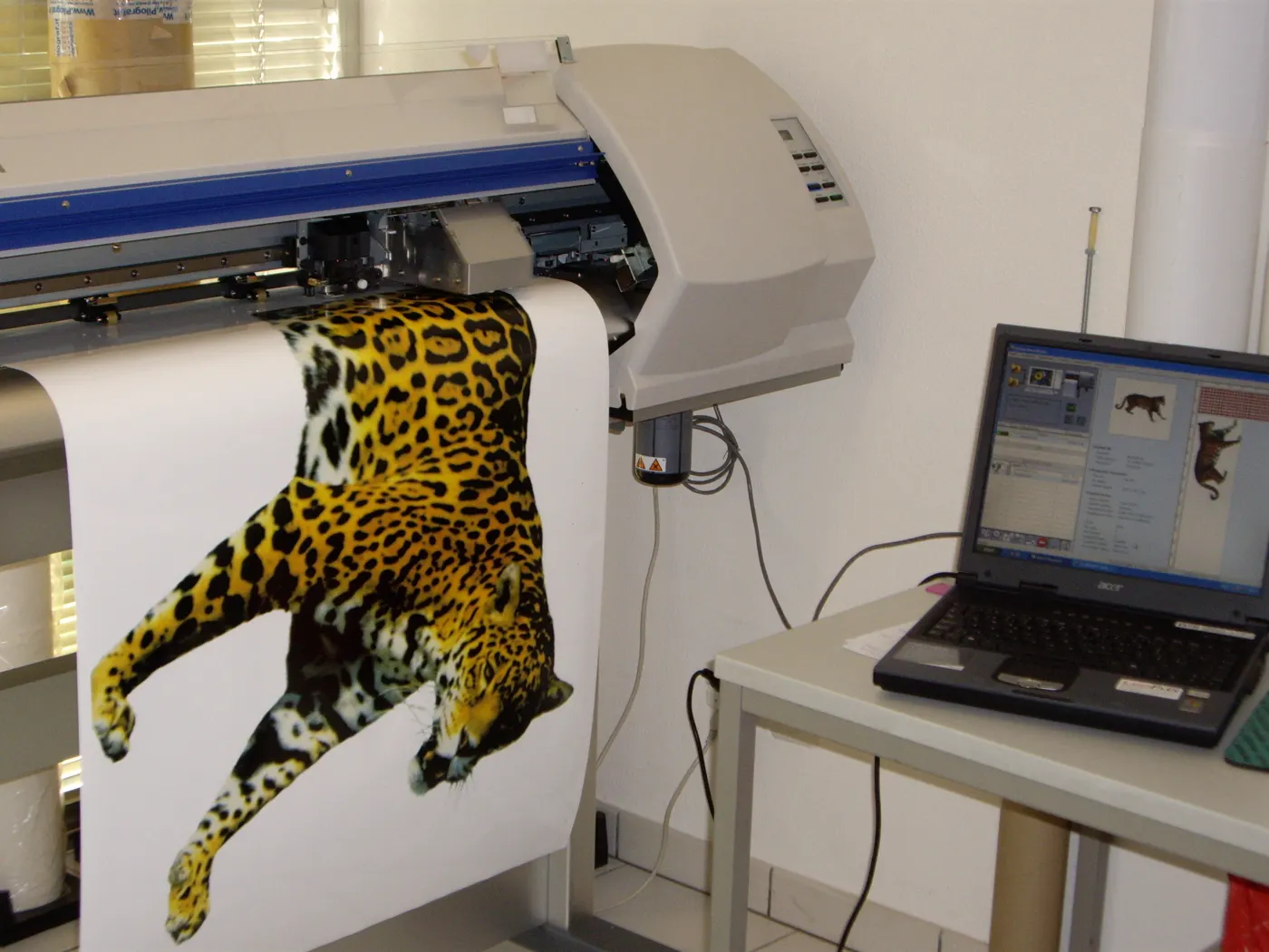 Il giaguaro del furgone mentre esce dalla stampante digitale in laboratorio