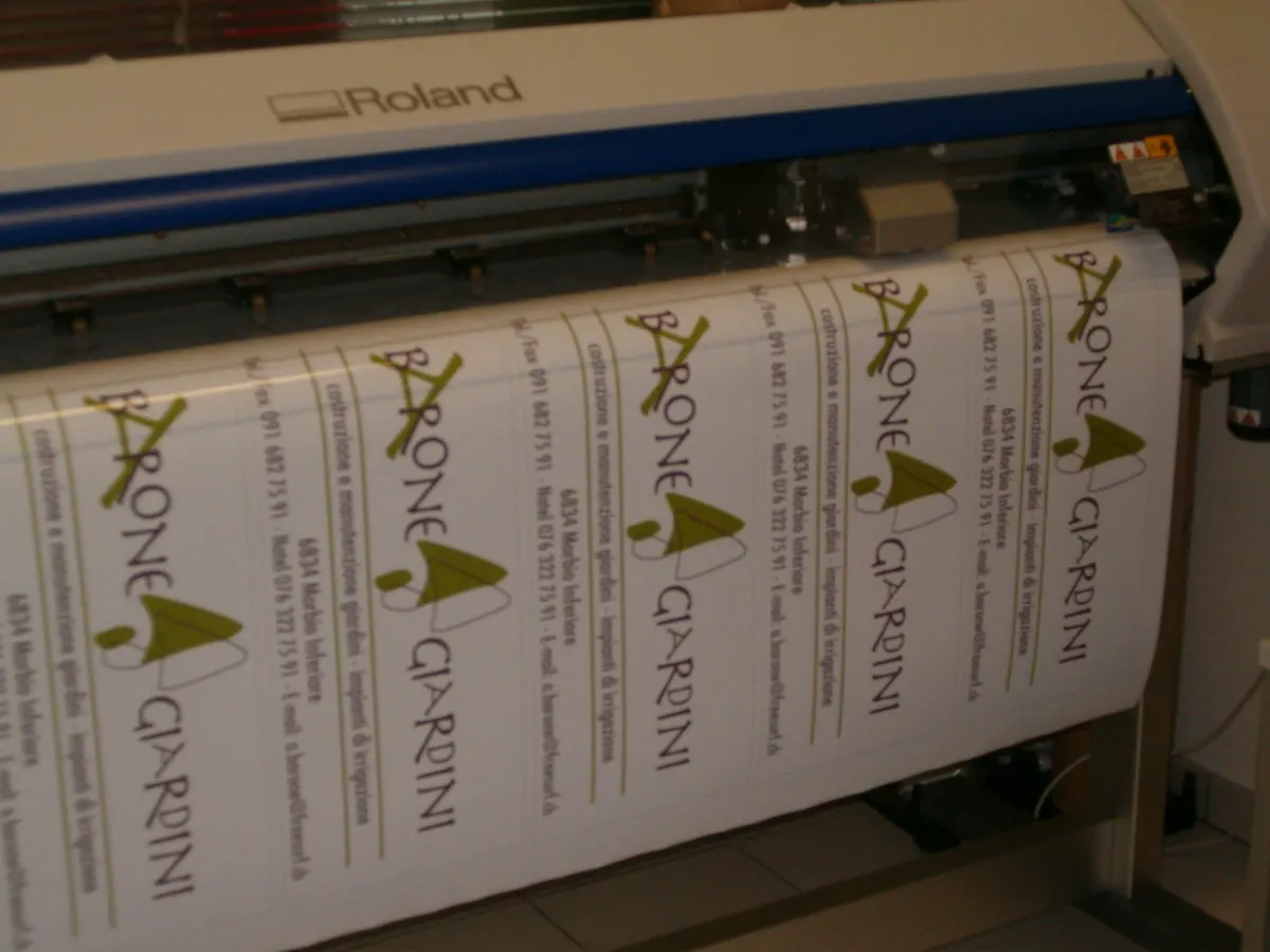 Plotter da taglio con adesivi in lavorazione