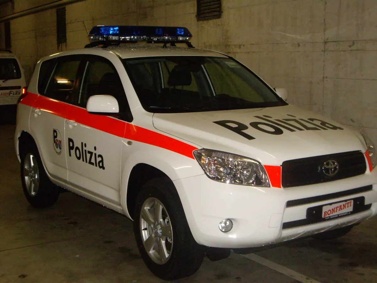 Auto della polizia con banda rossa e scritte Polizia