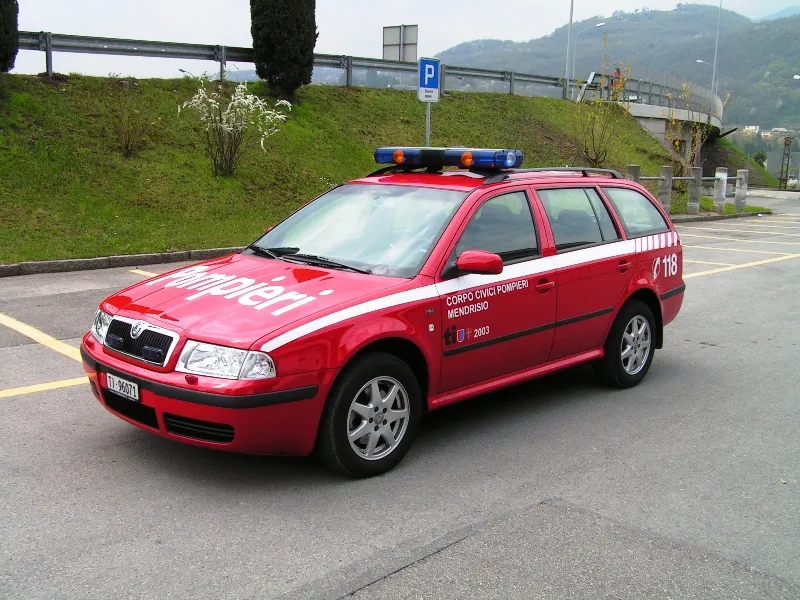 Auto di servizio rossa del Corpo civici pompieri di Mendrisio