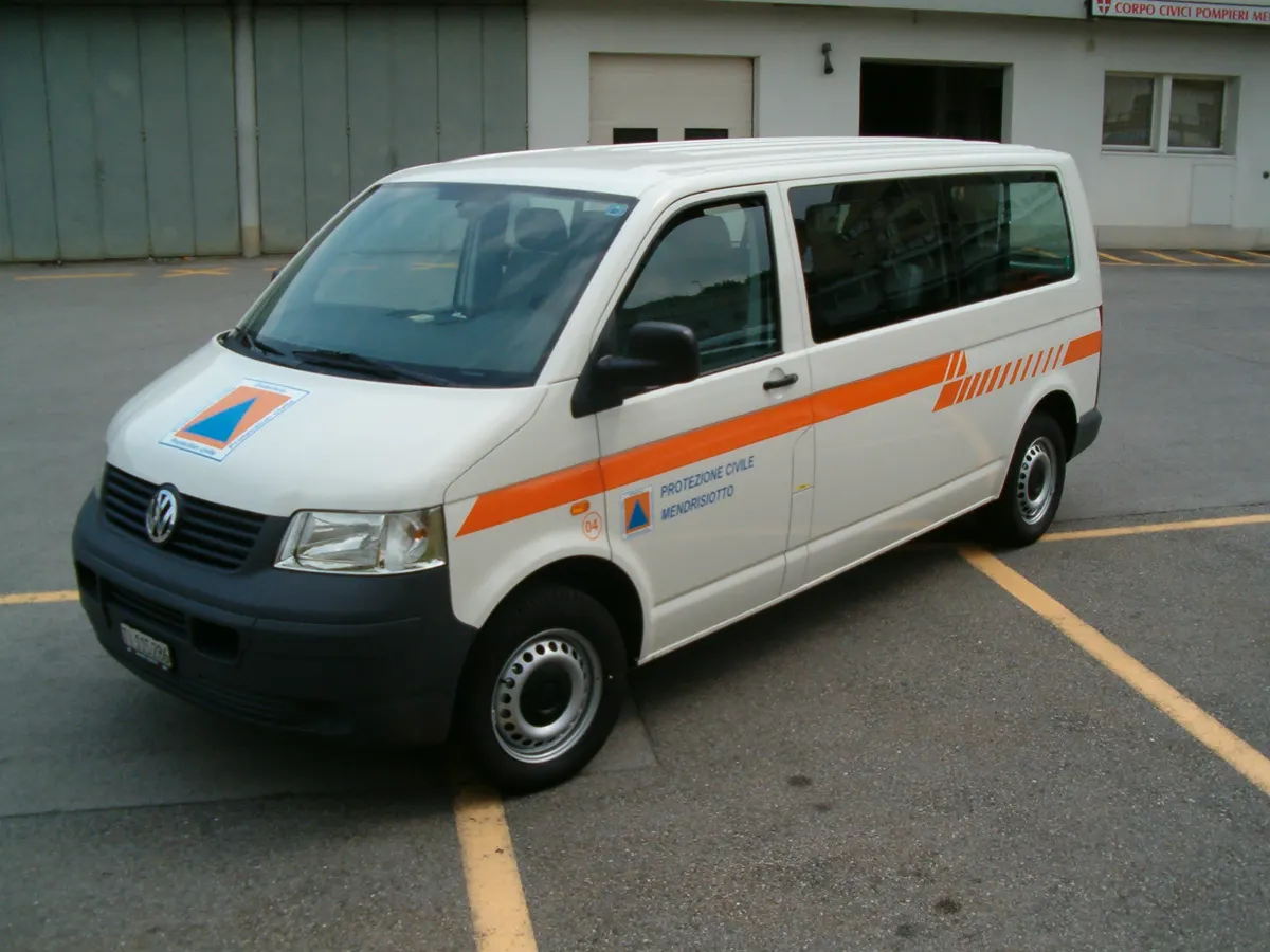 Furgone della Protezione civile Mendrisiotto con le bande arancioni