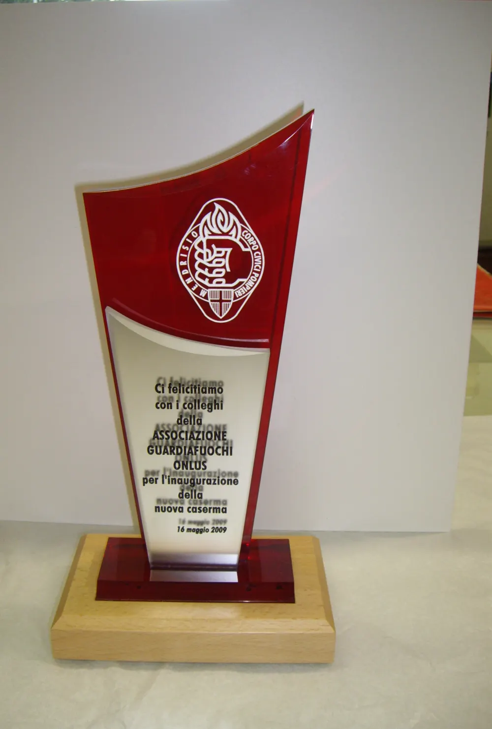 Targa celebrativa in plexiglas rosso incisa al laser su base in legno